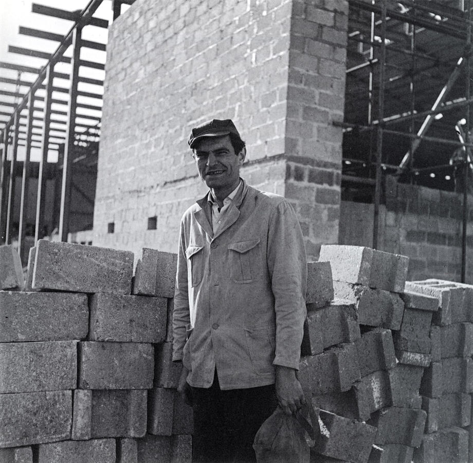 Julien Coulommier, photo de Marcel Broodthaers en tant qu'ouvrier sur le chantier de l’Expo ’58, Bruxelles, 1957<br> © Julien Coulommier 	