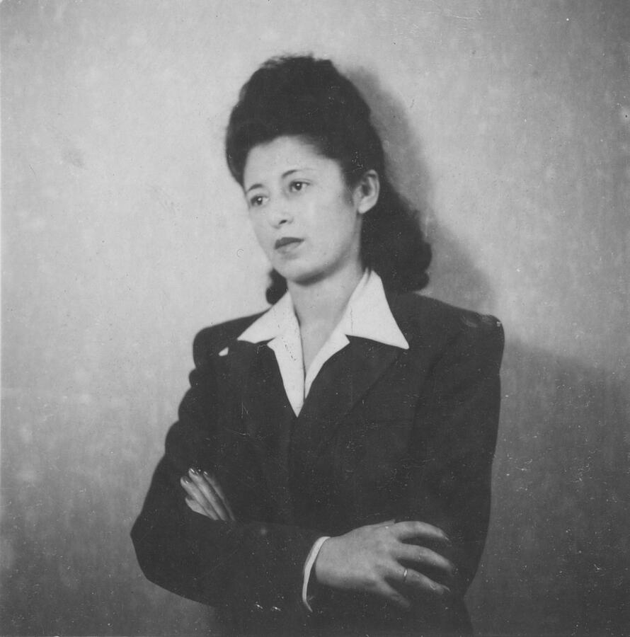 Simone Guillissen-Hoa Ca. 1940<br> © Collection Jean-Pierre Hoa	