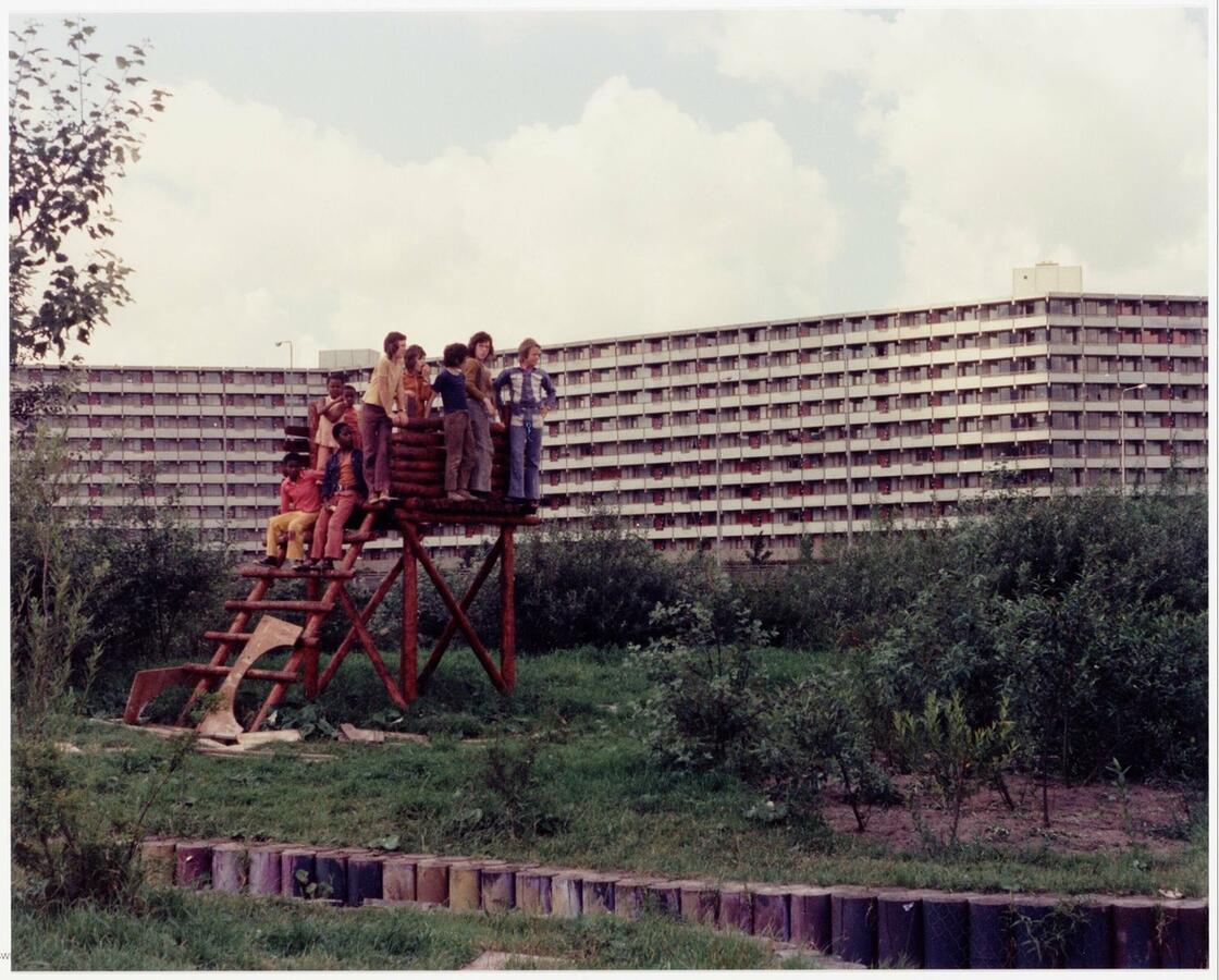 les enfants sur un belvedere <br> © H. Panhuysen | Amsterdam Archives	