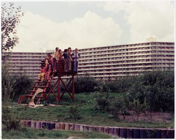 Les enfants sur un belvedere 