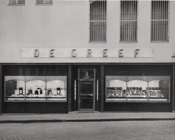 Simone Guillissen- Hoa, Jacques Dupuis Jewellery De Greef, rue au Beurre I Boterstraat, Brussels 1953